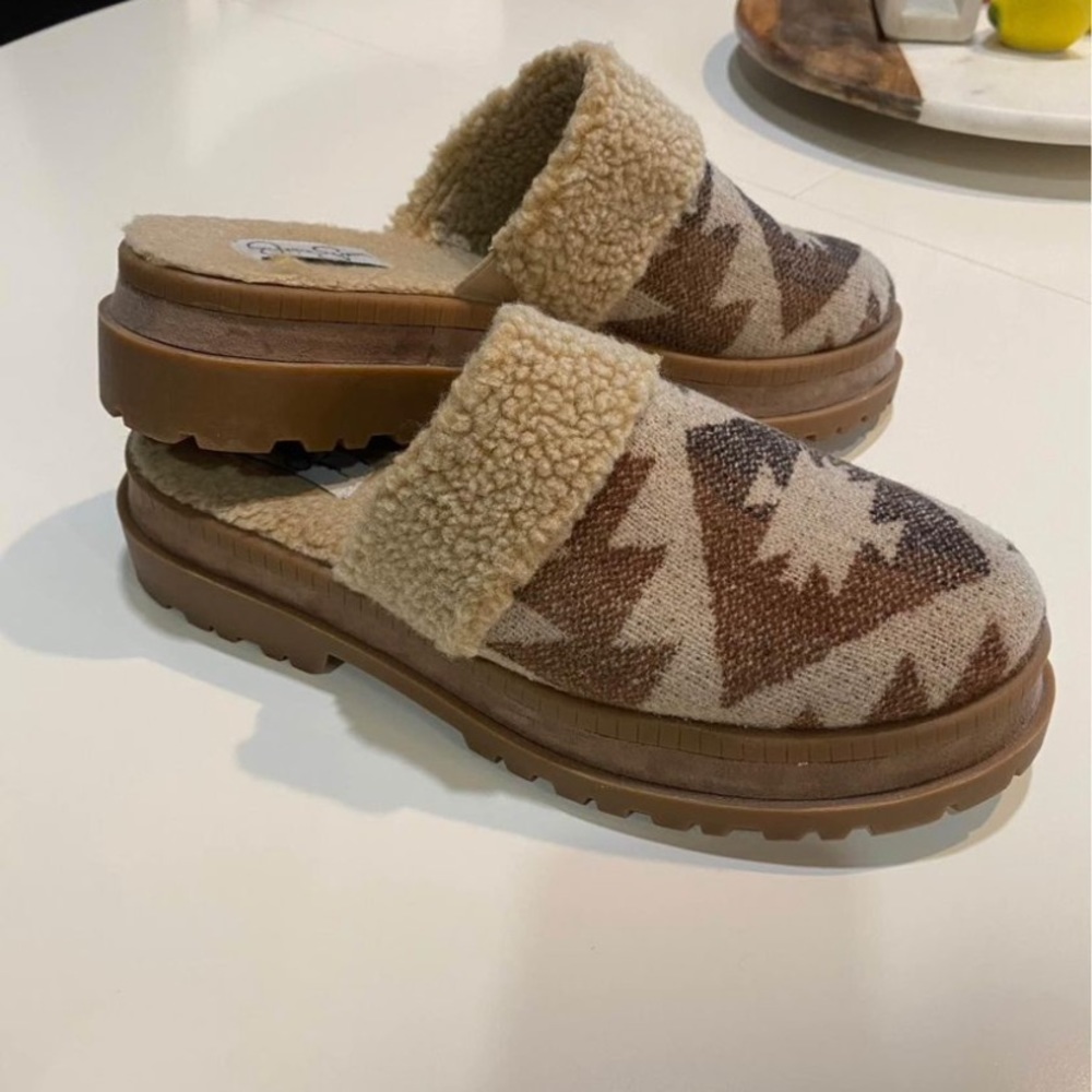 Jessica Simpson Clogs - Picture 3 of 6